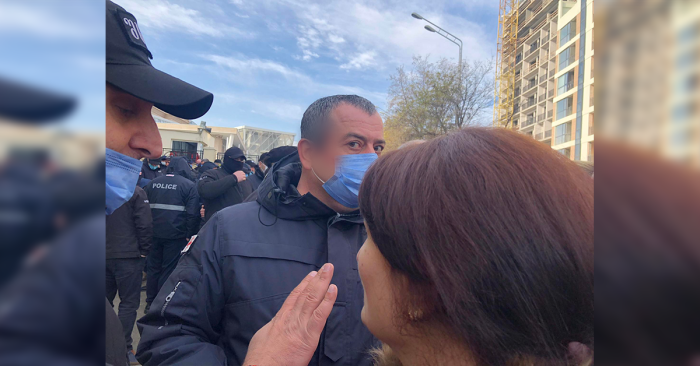 საქალაქო სასამართლოსთან აქციაზე სამართალდამცველს თავი გაუტეხეს