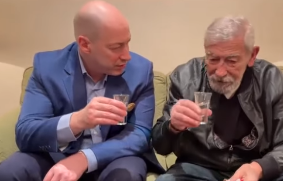 VIDEO: დიმიტრი გორდონმა და ბუბა კიკაბიძემ მიხეილ სააკაშვილის სადღეგრძელო დალიეს