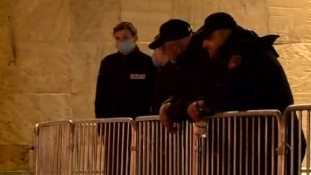 გამთენიისას მთავრობის ადმინისტრაციის შენობის წინ სამართალდამცველებმა რკინის ჯებირები მიიტანეს