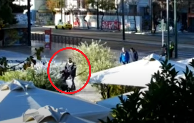 VIDEO: 2 წლის გოგონა ეტლით შუა ქუჩაში უპატრონოდ დატოვეს