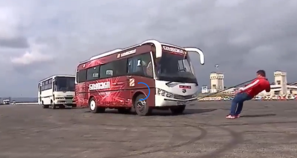 გაიცანით 30 წლის ბათუმელი, რომელმაც კბილებით 2 ავტობუსი გასწია  