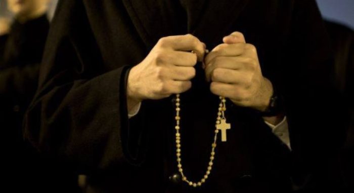 მღვდელი, რომელმაც სავარჯიშო დარბაზში გადაღებული ფოტოები სოციალურ ქსელში ატვირთა, კრიტიკის ქარცეცხლში გაატარეს 