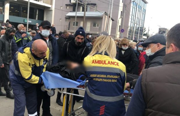 საქალაქო სასამართლოსთან აქციაზე მყოფი ქალი შეუძლოდ გახდა