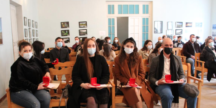 ტყიბულში წარჩინებული კურსდამთავრებულები დააჯილდოვეს