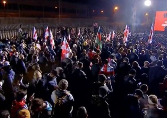 ციხესთან აქციის დროს მამაკაცი შეუძლოდ გახდა – ის კლინიკაში გარდაიცვალა