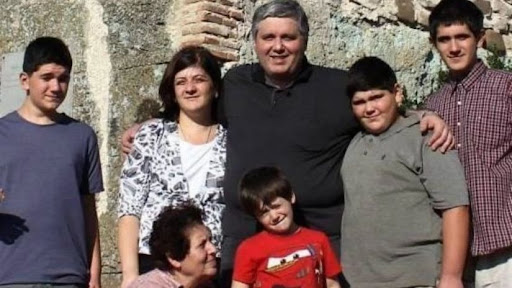 „ტიროდა და სულ მიშას ეჭირა. ბავშვს ხმა არ ამოუღია, ისე ჩუმად ჩატარდა ყველაფერი“ - კობა დავითაშვილის მეუღლე სააკაშვილთან ნათელ-მირონობაზე