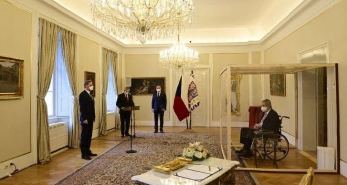 ჩეხეთის კოვიდინფიცირებულმა პრეზიდენტმა ახალი პრემიერი მინის ყუთიდან დანიშნა
