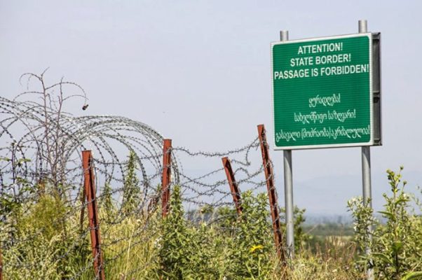 ხურვალეთთან ოკუპანტები მავთულხლართებს სოფლის მინდვრებში ავლებენ