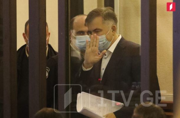 VIDEO: მიხეილ სააკაშვილის პირველი კადრები სასამართლო დარბაზიდან