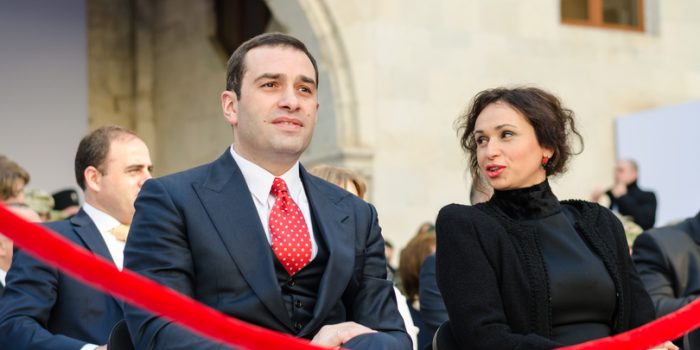 რას ულოცავენ ირაკლი ალასანიას და ნათია ფანჯიკიძეს