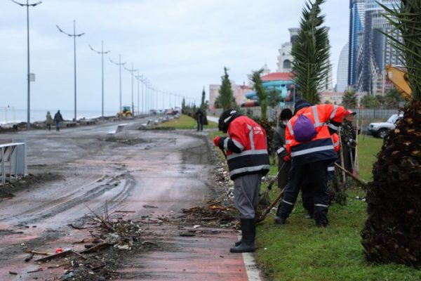 ახალ ბულვარში შტორმის შედეგად დაბინძურებული სანაპირო ზოლის დასუფთავების სამუშაოები მიმდინარეობს