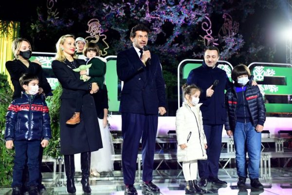 პრემიერი და მერი ოჯახის წევრებმა დაჩრდილეს – პოლიტიკოსების მეუღლეებისა და შვილების ფოტოებმა ინტერნეტი ააფეთქა