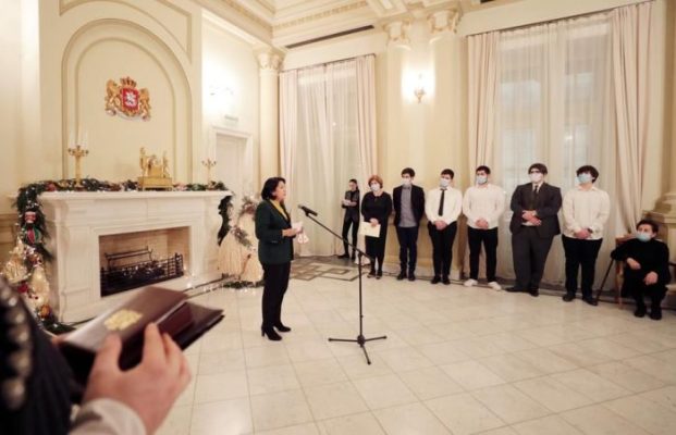 პრეზიდენტმა კობა დავითაშვილის ოჯახს ღირსების მედალი გადასცა, რომლითაც პოლიტიკოსი გარდაცვალების შემდეგ დააჯილდოვა