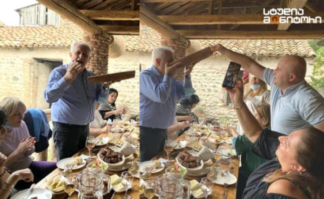 კრამიტის გარდა, კიდევ საიდან დაულევია ღვინო ამირან გამყრელიძეს – ნახეთ, მისი პასუხი