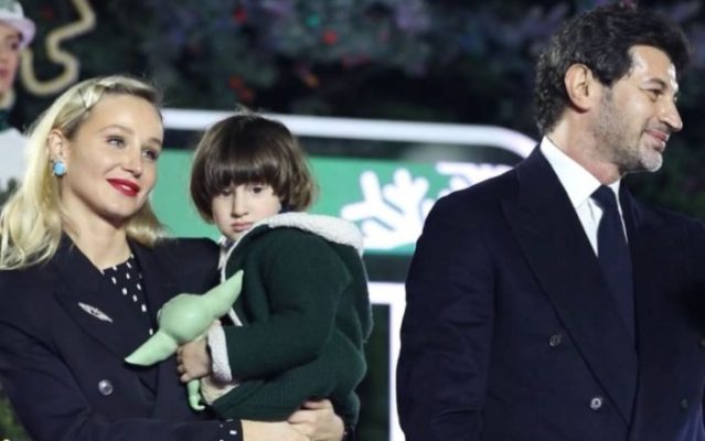 კალაძეების ოჯახი: ანუკი არეშიძე ნაძვის ხის ანთების საზეიმო ცერემონიისას გადაღებულ ფოტოებს აქვეყნებს