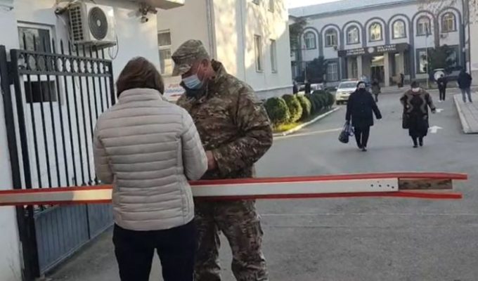 ელენე ხოშტარია მიხეილ სააკაშვილის მოსანახულებლად გორის სამხედრო ჰოსპიტალში მივიდა