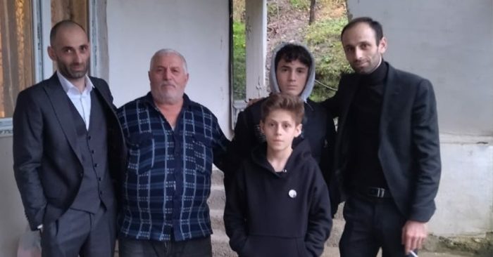 უდედმამოდ დარჩენილ ბათუმელ ძმებს, ძმები ნიკურაძეები ახალი სახლისთვის ავეჯს დაუმზადებენ