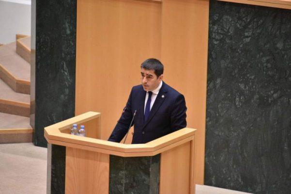 შალვა პაპუაშვილმა საკანონმდებლო ორგანოს აპარატის თანამშრომლები დააჯილდოვა